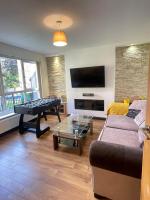 Stylish 2 Bedroom Apartment in Bradford City Center with Free Parking - Bed and Breakfast Bradford