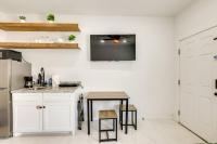 #9 Beach Escape Studio w/Pool Walk Everywhere - Bed and Breakfast South Padre Island