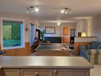 1000 sq ft Private Suite, Yard, and Entrance - B&B Lantzville