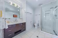 Hilltop Views - Cannonvale - Bed and Breakfast Airlie Beach