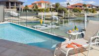 Witonga Waters - Pet Friendly Luxury Waterfront Escape with Pool & Pontoon - Holiday Yamba - B&B Yamba