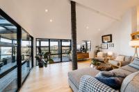 The Ultimate Cecil Wood Stay - Hot Tub BBQ & Views - Chambres d'hôtes Christchurch