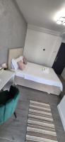Habitación con cama extragrande y balcón