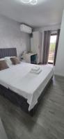 Habitación con cama extragrande y balcón