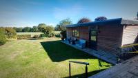 Luxury Cabin Lodge Sleeps 4 Countryside Views Parking - Chambres d'hôtes Tarporley