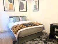 Double bedroom with En-Suite & Shared Kitchen Access - B&B London