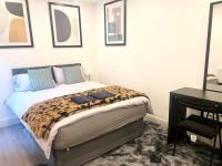 Double bedroom with En-Suite & Shared Kitchen Access - B&B London