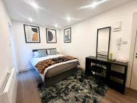 Double bedroom with En-Suite & Shared Kitchen Access - B&B London