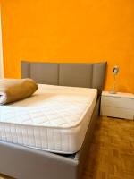 Zimmer mit Kingsize-Bett und Balkon