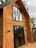 Loughshore Lodges - Cabins with private Hot Tub & Sauna - B&B Inishmore