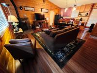 Bear Escapes II Affordable Luxury Cabin - Bed and Breakfast Sugarloaf