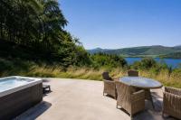 The Tractor Shed- Elevated Hot Tub with Loch Views - Chambres d'hôtes Acharn