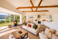 The Tractor Shed- Elevated Hot Tub with Loch Views - Chambres d'hôtes Acharn