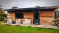 Luxury Cabin Lodge Sleeps 4 Countryside Views Parking - Chambres d'hôtes Tarporley