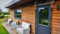 Luxury Cabin Lodge Sleeps 4 Countryside Views Parking - Chambres d'hôtes Tarporley
