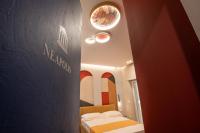 Zimmer mit Kingsize-Bett und Balkon