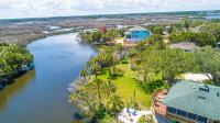 GULF BREEZE HIDEAWAY Waterfront access on the Salt River offers a Dock, Large outdoor firepit, Sleeps 4 in 2 King bedrooms each with a pvt bathroom, 1 Dog Ok with pet fee - B&B Crystal River