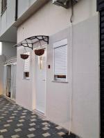 Near Airport Cozy Stay Studio - 2 - Bed and Breakfast Laknas