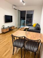 City Nest Studio with Parking & Balcony - Chambres d'hôtes Skopje