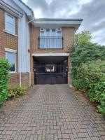 Cosy Gated Room with Free Secure Parking Private Bathroom - Bed and Breakfast Woking