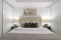Panoramic CN Tower Views Luxe 2BR 2BA w Parking - B&B Toronto