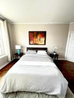 Sunny and beautify 2BR, Private entrance - steps to subway - B&B Toronto