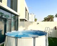 Holiday Homes, Entire 4BR Villa with Pool & Beach Access - Chambres d'hôtes Ras el Khaïmah