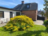 Cozy villa 1 min walk from the beach in Trelleborg - B&B Trelleborg