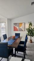 Renovated 4 Bedroom House Pool & BBQ near Strip - Chambres d'hôtes Las Vegas