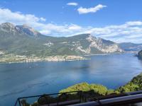 Apartment with stunning Lake Como view, swimming pool - Bed and Breakfast Valbrona