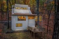 Black Forest - Wifi, Pet Friendly, Grill, Deck, Screen Porch, Family Friendly, Fireplace, Pool Access, Hiking - B&B Berkeley Springs