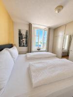 Deluxe One-Bedroom Apartment with Harbour View