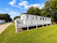 Beautiful Caravan With Decking At Broadland Sands Ref 20372Bs - Bed and Breakfast Hopton