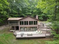Dogwood Knoll - Wifi, Pool Access, Deck, Fireplace, Deck, Family Friendly, Hiking, Games, Screen Porch, King Bed - Chambres d'hôtes Berkeley Springs