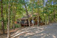 Fox Hollow - Hot Tub, Wifi, Pet Friendly, Screen Porch, Deck, Recreation Center, Pool Access, Golf Nearby, Hiking, Grill, Fireplace, King Bed - Chambres d'hôtes Hedgesville