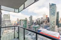 Walk to CN Tower - Condo w Balcony & Pool Access - Chambres d'hôtes Toronto