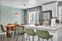 Pet-Friendly Home - Sleeps 6 - Walkable Lakewood - Bed and Breakfast Lakewood