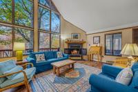 Treetop Cabin -- Pool Access - Fireplace - Grill - Screen Porch - Deck - Wifi - Golf Nearby - Chambres d'hôtes Hedgesville