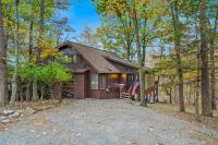 Treetop Cabin -- Pool Access - Fireplace - Grill - Screen Porch - Deck - Wifi - Golf Nearby - B&B Hedgesville