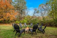 Serendipity -- Hot Tub - Pet Friendly - Fire Pit - Grill - Porch - Deck - Wifi - Pool Access - Games - B&B Berkeley Springs