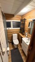 Cheerful forest cabin Fireplace and Hot tub - B&B Akranes