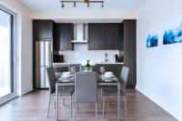 Walk to CN Tower - Condo w Balcony & Pool Access - Chambres d'hôtes Toronto