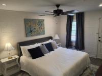 Honeysuckle Hideaway - Bed and Breakfast Natchez