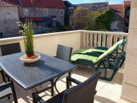 SWEET SMILE GARDEN TERRACE APARTMENT - 30 m to sea & center - Ferienwohnung Postira