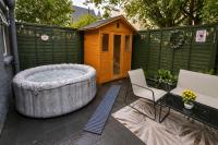Luxury 6 Bedrooms Home Retreat - Private Sauna HotTub and Free Parking Close to City Centre - Chambres d'hôtes Cardiff