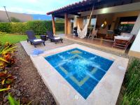 Casa Campestre en zona exclusiva con Jacuzzi, a 10 min del aeropuerto, 20 min parque del café, WiFi, parqueadero privado, vigilancia 24 hrs y amplias zonas sociales - Bed and Breakfast Armenia