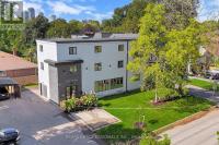 Martin Grove House 4BR Sleeps 8 Parking - Chambres d'hôtes Toronto