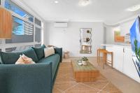 Seaside Getaway - King Bed - Large Private Courtyard - Parking - Bed and Breakfast Gold Coast