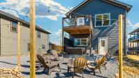 Eagle Feather Cabin- Modern Retreat, Hot Tub, Games & Scenic Yard Escape - Chambres d'hôtes Sevierville