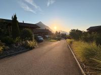 Alpine Chalet Apartment - Terrace & Mountain View - B&B Aeschi b. Spiez